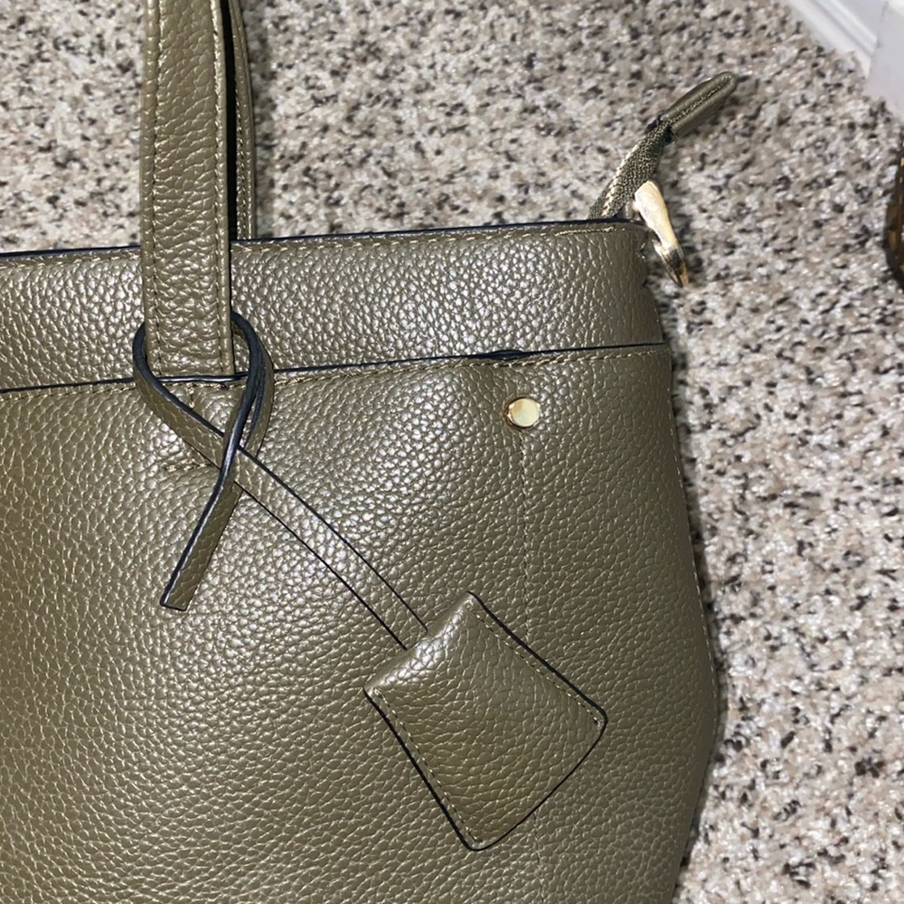 🐛Olive green spacious handbag with gold detailing! - Picture 2 of 12